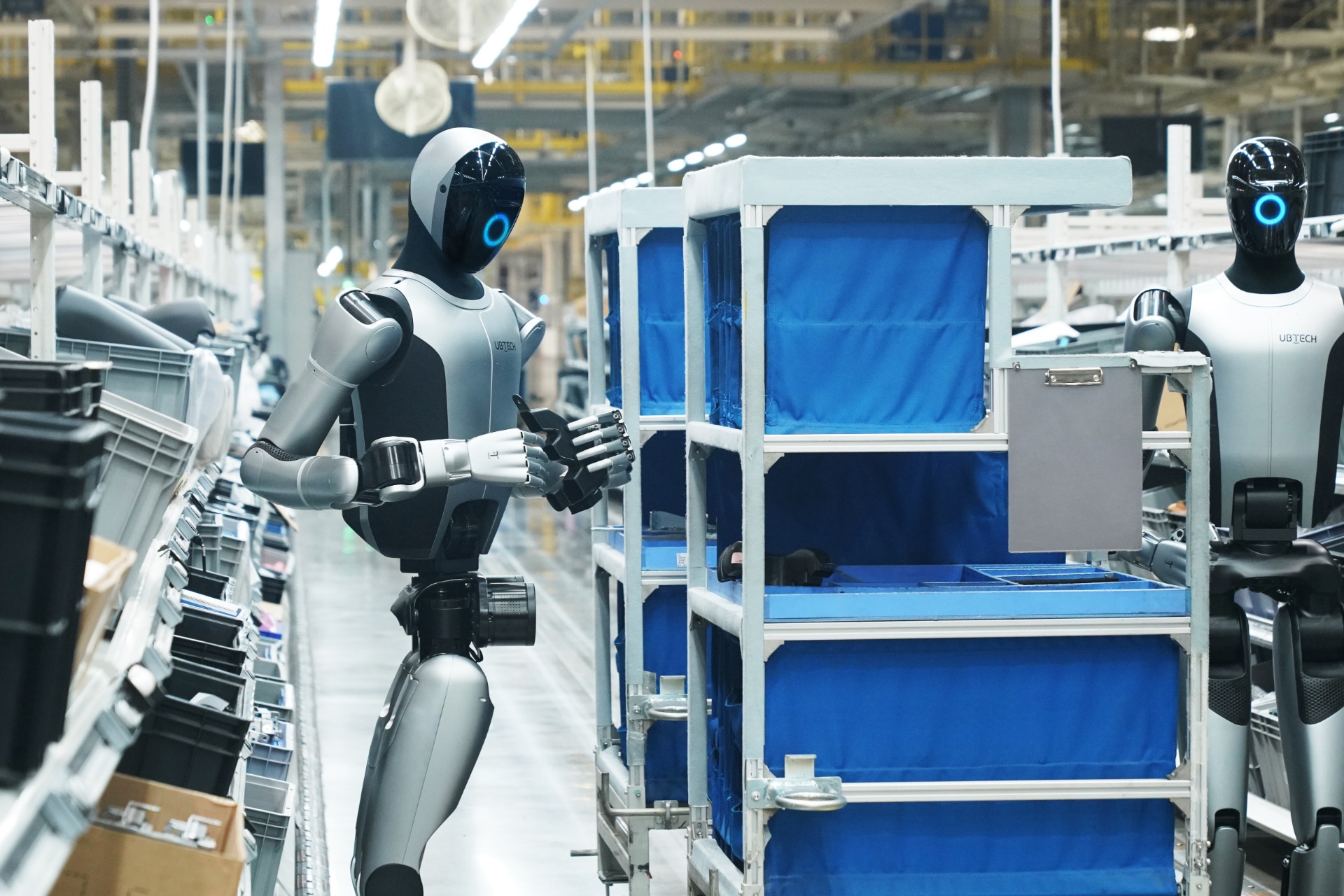 Walker S2 de UBTECH coordinado con AMR y AGV en fábrica inteligente — Humatrix